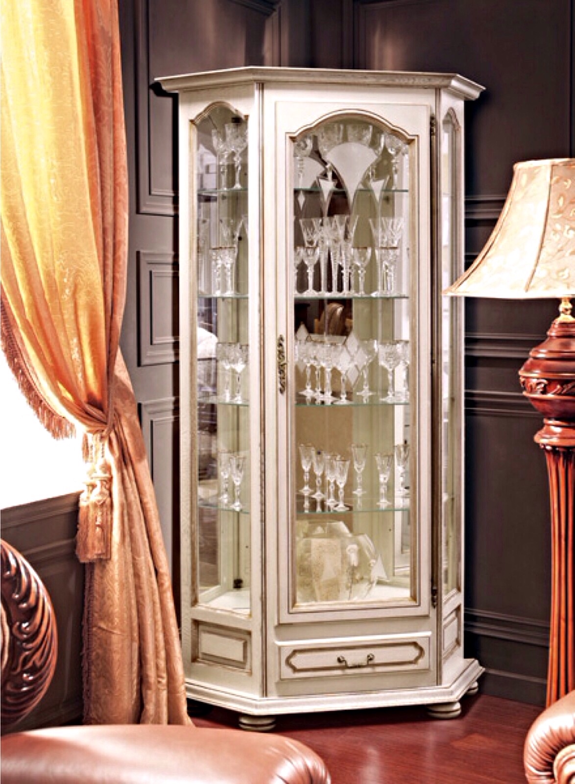 Шкаф с витриной "Давиль" 3010 белая эмаль с золотой патиной.В НАЛИЧИИ.