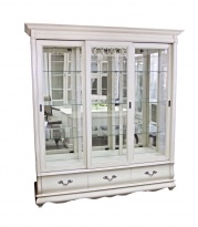 Шкаф с витриной  трехдверный "Оскар" белая эмаль с темной патиной